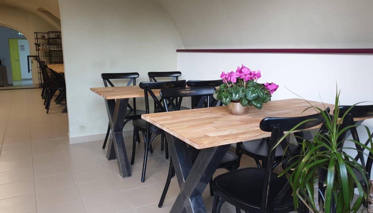 Hostel les Terrasses du Roc Saint-André-de-Roquepertuis Extérieur photo